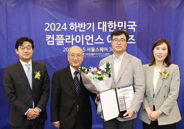 ▲5일 서울시 중구 서울스퀘어에서 열린 2024 하반기 대한민국 컴플라이언스 어워즈에 참석한 CJ대한통운 장윤석 법무실장(오른쪽에서 두번째)이 기념촬영을 하고 있다. ⓒCJ대한통운