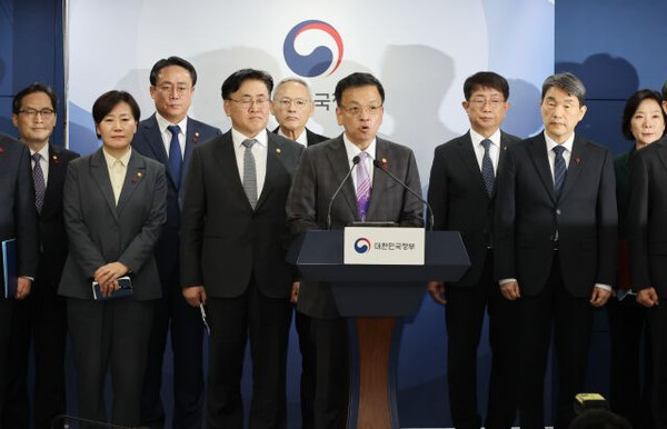 ▲최상목 부총리(가운데)가 내년 예산안 집행과 관련해 국회를 향해 확정 처리를 요청하고 있다. ⓒ기획재정부