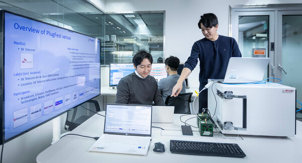 ▲SK텔레콤 연구원들이 이번 플러그페스트에 오픈랜 기술을 출품하기 위해 시험하고 있다. ⓒSK텔레콤