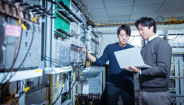 ▲SK텔레콤 연구원들이 이번 플러그페스트에 오픈랜 기술을 출품하기 위해 시험하고 있다. ⓒSK텔레콤