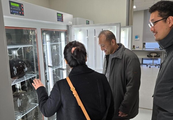 ▲심포지엄에 참석한 김 양식 한·중·일 전문가들이 지난 6일 충북 오송에 있는 풀무원기술원을 방문해 김 육상양식 연구시설을 둘러보고 있다. ⓒ풀무원