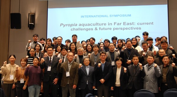 ▲풀무원과 전북특별자치도가 지난 5일 전주 라한호텔에서 ‘김 육상양식 국제 심포지엄’을 개최했다. 이상윤 풀무원기술원 원장(앞줄 왼쪽 여섯번째)과 심포지엄 참석자들이 기념 촬영을 하고 있다. ⓒ풀무원