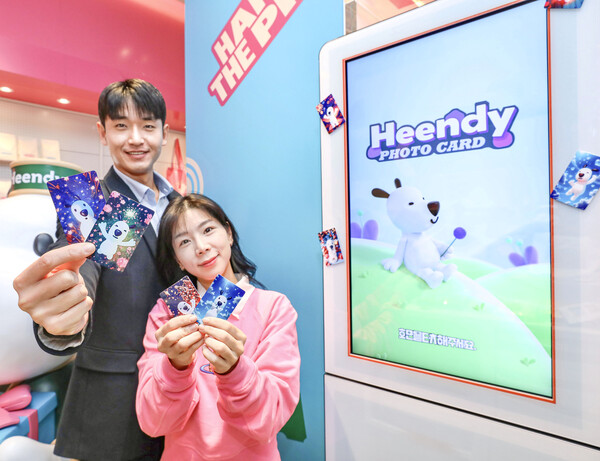 ▲더현대 프레젠트 매장에서 흰디 포토카드를 소개하는 모습. ⓒ현대백화점