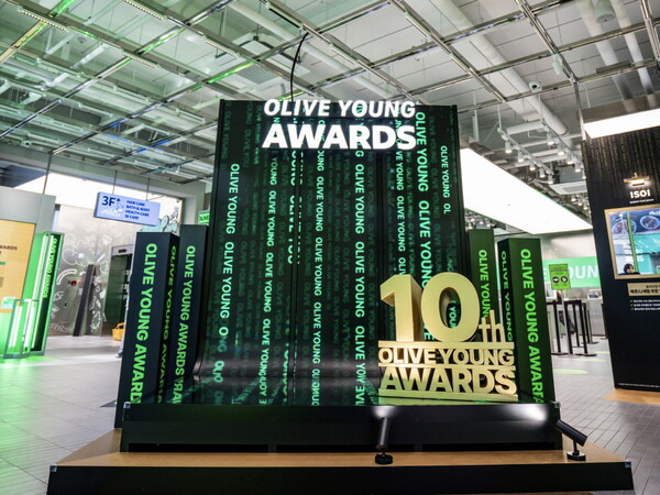 ▲홍대타운 매장에 마련한 올리브영 어워즈 2024 팝업 전시 공간 대표 이미지. ⓒCJ올리브영