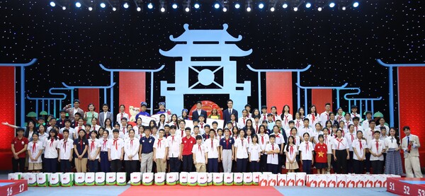 ▲대상그룹 후원 2024 ‘베트남 장학퀴즈쇼’ 결승전 단체사진. ⓒ대상그룹