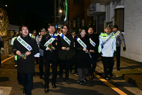 ▲신촌 일대 야간 합동순찰 중인 최호정 의장. ⓒ서울시의회