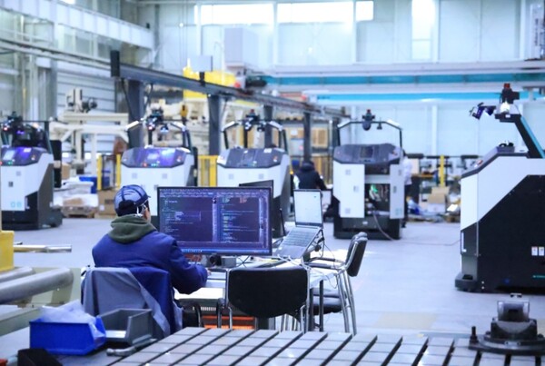 ▲현대무벡스는 AGV(무인이송로봇), 갠트리로봇 등 AI 기반 미래 물류로봇의 글로벌 공급을 확대하고 있다. 사진은 청라R&D센터 무인이송로봇 검수 장면 ⓒ 현대무벡스