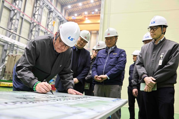 ▲구자균 LS일렉트릭 회장이 KOC전기 증설 공장의 초고압 변압기 초도 생산을 기념하는 사인보드에 서명하고 있다. ⓒLS일렉트릭