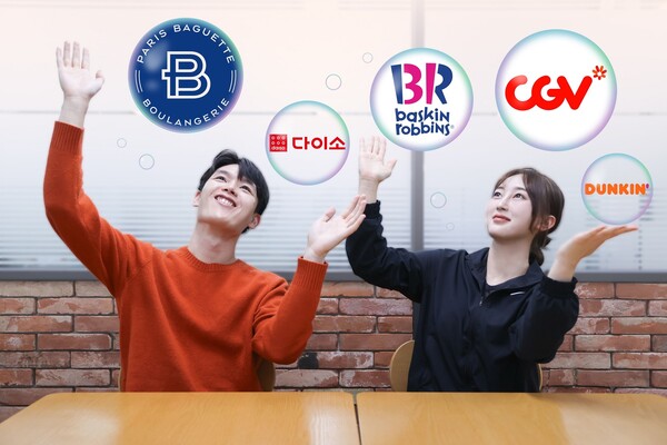 ▲ LG유플러스 직원들이 유플투쁠 혜택을 소개하는 모습.ⓒLG유플러스