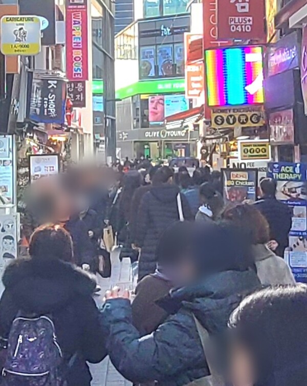 ▲10일 오후 1시 명동상권에 있는 음식점이 즐비한 골목 전경. 사람들로 붐비고 있다. ⓒ박현주 기자