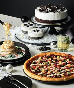 ▲이랜드이츠 피자몰 쿠키앤크림 박스, 스피니치 크림 파스타, 블랙 라벨 포테이토 피자. ⓒ이랜드