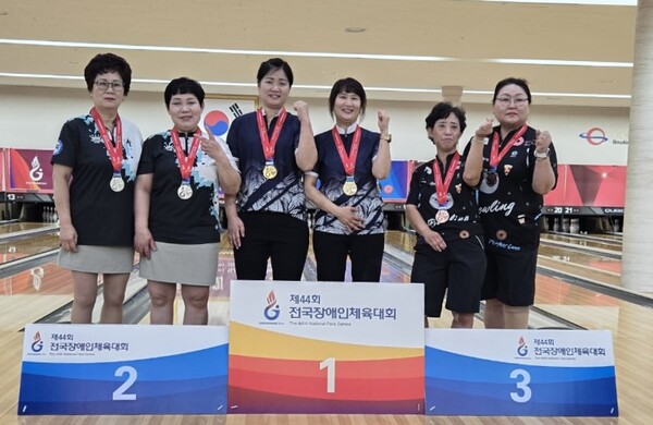 ▲한샘 장애인스포츠단 이정선 선수(왼쪽에서 세번째)가 볼링 TPB9 여자 2인조에서 금메달을 획득했다.ⓒ
