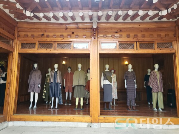 ▲자주 리브랜딩 디자인 의류가 전시된 한옥 내 쇼룸. ⓒ최나리 기자