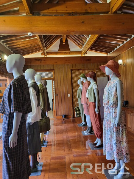 ▲자주 리브랜딩 디자인 의류가 전시된 한옥 내 쇼룸. ⓒ최나리 기자