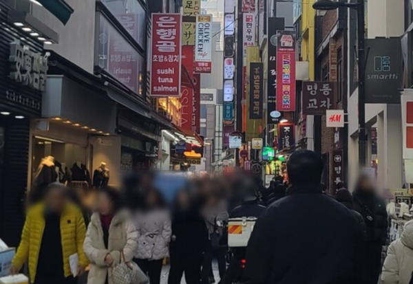 ▲12월 10일 오후 1시 명동상권에 있는 음식점이 즐비한 골목 전경. 사람들로 붐비고 있다. ⓒ박현주 기자