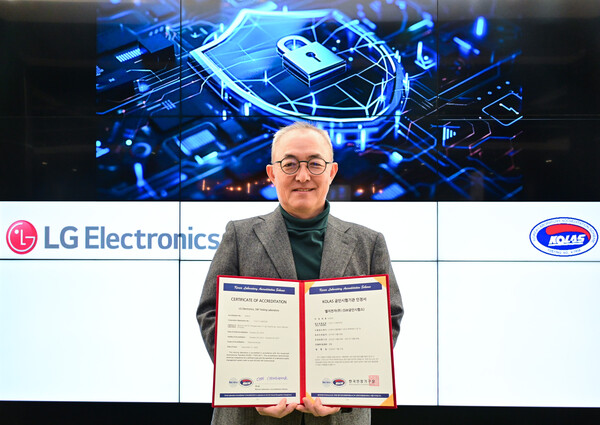 ▲LG전자가 한국인정기구(KOLAS)로부터 IoT 분야 사이버보안 공인시험 수행 자격을 획득했다. 박인성 LG전자 CTO부문 SW센터장이 IoT 분야 사이버보안 공인시험 자격 인정서를 들고 있다. ⓒLG전자