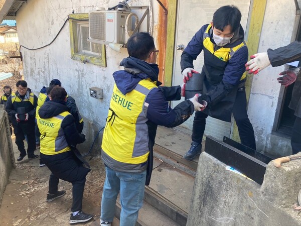 ▲한신공영 사내봉사단체인 ‘한신孝봉사단’ 임직원들이 ‘사랑의 연탄나눔’ 봉사활동을 진행하고 있다. ⓒ한신공영
