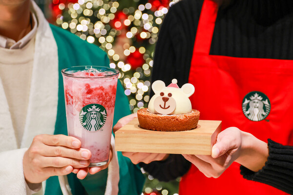 ▲캐리 더 메리 행사에 동참하는 음료와 푸드인 스타벅스 딸기 라떼와 산타 베어리스타 케이크(사진 왼쪽부터). ⓒ스타벅스 코리아