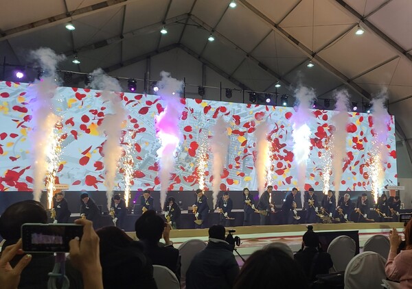 ▲12일 서울시 중구 봉래동 2가 사업지에서 진행된 서울역북부역세권 복합개발사업의 착공식에서 오세훈 서울시장, 최호정 서울시의회 의장, 김길성 중구청장, 한문희 한국철도공사 사장, 김승모 한화 건설부문 대표 등이 '첫삽' 세레모니를 진행하고 있다. ⓒ박현주 기자