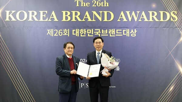 ▲조동성 산업정책연구원 이사장(왼쪽)과 오영식 EVSIS 대표이사(오른쪽)이 수상 후 사진을 찍고 있다. ⓒ롯데이노베이트