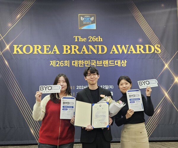 ▲지난 12일 열린 제26회 대한민국브랜드대상 시상식에서 CJ웰케어 직원들이 산업통상자원부장관상 수상 후 기념 촬영을 하고 있다. ⓒ오비맥주