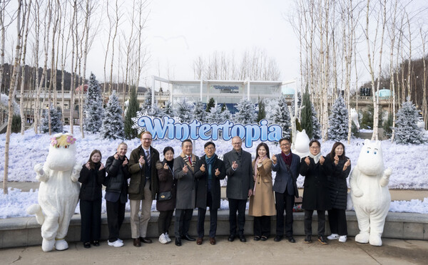 ▲유리 예르비아호 주한 핀란드 대사(사진 오른쪽 다섯번째), 정해린 삼성물산 리조트부문 사장(오른쪽 여섯번째), 김동환 핀에어 한국 지사장(오른쪽 일곱번째)을 비롯한 관계자들이 기념 촬영하는 모습. ⓒ에버랜드