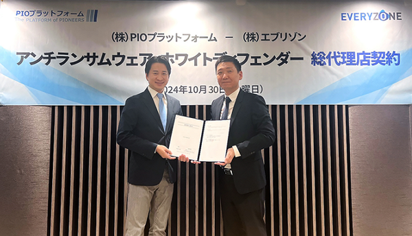 ▲오기원 파이오플랫폼 대표와 에브리존 홍승균 대표가 일본 총판 계약 체결 후 기념사진을 찍고 있다ⓒ파이오플랫폼