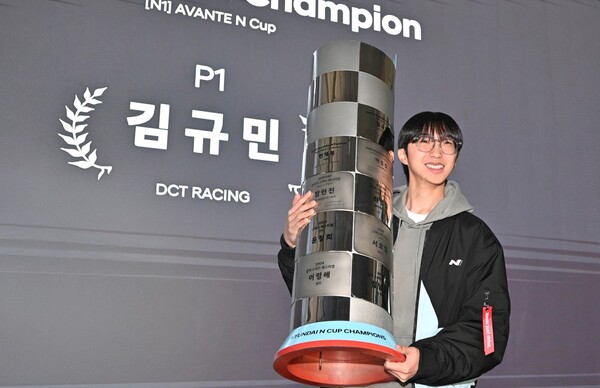 ▲현대 N 페스티벌 2024시즌의 N1 클래스에서 선수 부문 종합 우승을 차지한 김규민 선수가 사진을 찍고 있다. ⓒ현대차