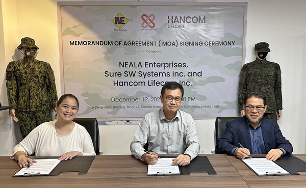 ▲(오른쪽)오병진 한컴라이프케어 대표가 필리핀 현지 기업 대표들과 계약서에 서명하고 있다. ⓒ한컴라이프케어