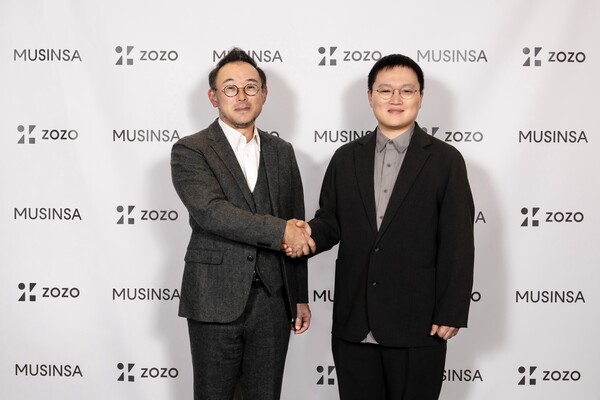 ▲조만호 무신사 총괄대표(사진 오른쪽)와 사와다 코타로 조조 대표이사 사장 겸 CEO가 기념 촬영하는 모습. ⓒ무신사