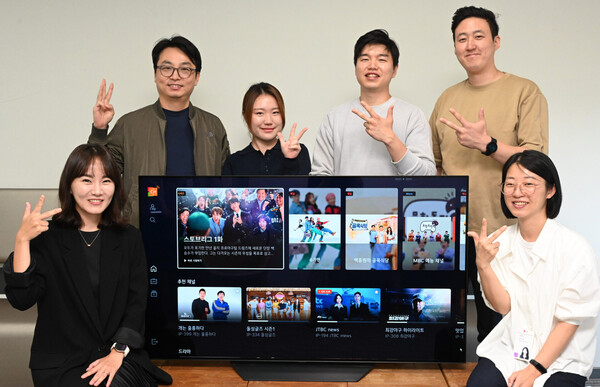 ▲LG채널 앞에서 포즈를 취하고 있는 LG전자 HE사업본부 연구원들. ⓒLG전자