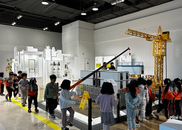 ▲국립과천과학관에 마련된 건설 분야 특별기획전을 찾은 어린이 관람객. ⓒLH