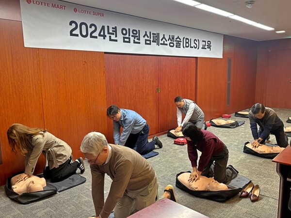 ▲서울시 송파구에 위치한 롯데마트·슈퍼 본사에서 심폐소생술 교육을 진행하는 모습. ⓒ롯데쇼핑