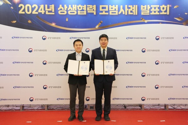 ▲한샘이 가구제조업 최초로 공정거래협약 이행평가에서 2년 연속 최우수 등급을 받았다. 한승훈 한샘 윤리경영실장(사진 오른쪽)과 박광민 동반성장파트장이 기념 사진을 촬영하고 있다. ⓒ한샘