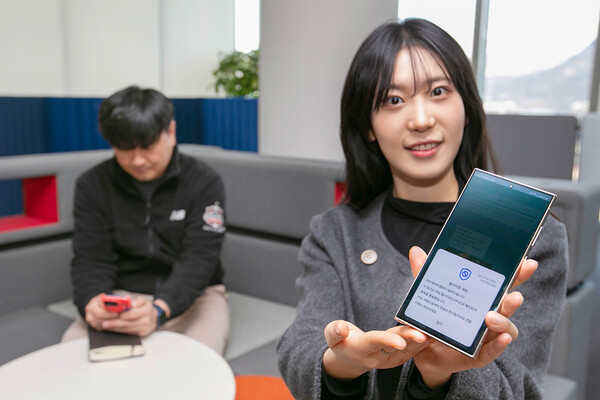 ▲모델이 스미싱 지킴이 서비스를 소개하고 있다.ⓒKT