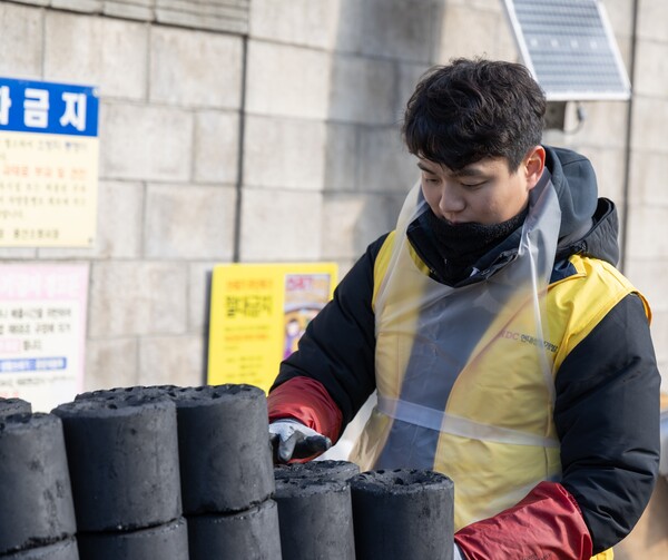 ▲17일 HDC현대산업개발을 포함한 HDC그룹 임직원들은 서울시 용산구 이촌로 일대에서 사랑의 연탄 나눔 봉사활동을 진행했다. ⓒHDC현대산업개발