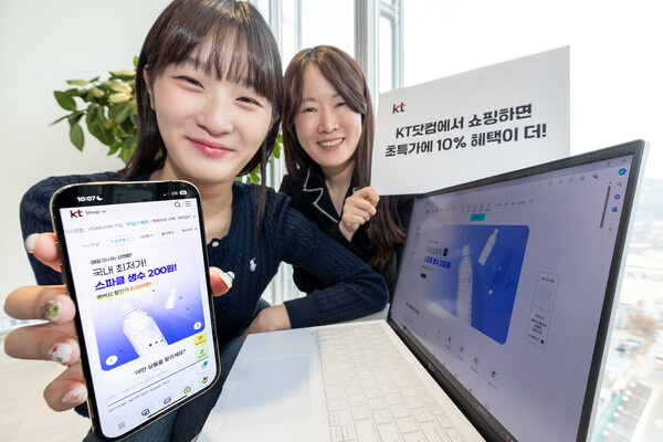 ▲모델들이 KT닷컴 핫딜 리뉴얼 이벤트를 소개하는 모습ⓒKT