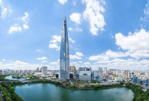 ▲롯데그룹은 계열사 롯데케미칼 회사채 신용보강을 목적으로 그룹 핵심 자산인 롯데월드타워를 은행권에 담보로 제공한다고 밝혔다. ⓒ롯데그룹