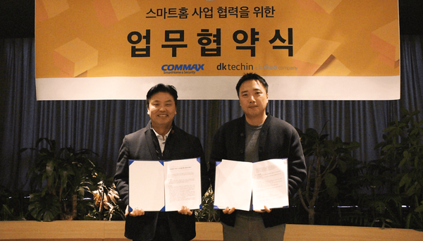 ▲변우석 코맥스 대표(왼쪽)와 이원주 디케이테크인 대표(오른쪽)가 AI 스마트홈 플랫폼 ‘카카오홈’ 공동 사업 추진을 위한 업무협약식에서 기념 촬영을 하고 있다. ⓒ디케이테크인