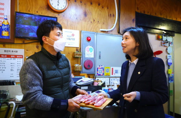 ▲식당 사장과 대화하는 최호정 서울시의회 의장. ⓒ서울시의회
