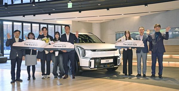 ▲지난 18일 진행된 ‘기아 스토어 방문 이벤트’ 경품 차량 증정식에 참석한 (왼쪽부터) 여준우 기아 판촉전략실장 상무, 이혜영 기아 국내마케팅실 실장, 더 기아 EV3 당첨자 이태희씨, 더 뉴 EV6 당첨자 박수빈씨, 기아 타이거즈 김태군 선수, 더 기아 EV9 당첨자 이윤주씨, 정원정 기아 국내사업본부장 부사장, 박연균 기아 판매사업부장 상무가 기념 촬영을 하고 있다. ⓒ기아
