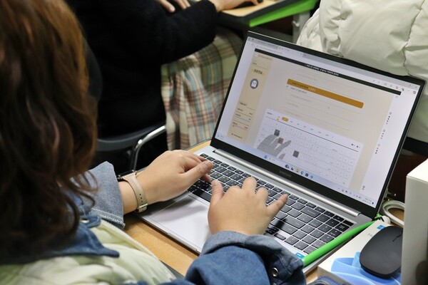 ▲한컴이 지원한 기기로 한컴타자 서비스를 체험하고 있다. ⓒ한글과컴퓨터