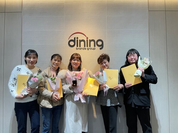 ▲2024 하반기 창고43 구이 마스터쉽에 선정된 직원들이 함께 기념사진을 촬영하고 있다. ⓒ다이닝브랜즈그룹