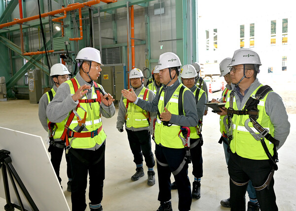 ▲현장 안전점검 중인 김완석 대표(맨앞줄 가운데). ⓒHJ중공업