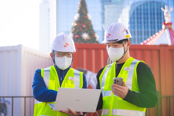 ▲SK텔레콤, SK오앤에스 직원들이 잠실역 주변의 네트워크 현황을 점검하고 있다. ⓒSKT