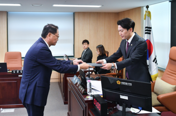 ▲서울시의회 서울주택도시공사 사장 후보자 인사청문특별위원회 이민석 위원장(사진 오른쪽)과 황상하 서울주택도시공사 사장 후보자. ⓒ서울시의회