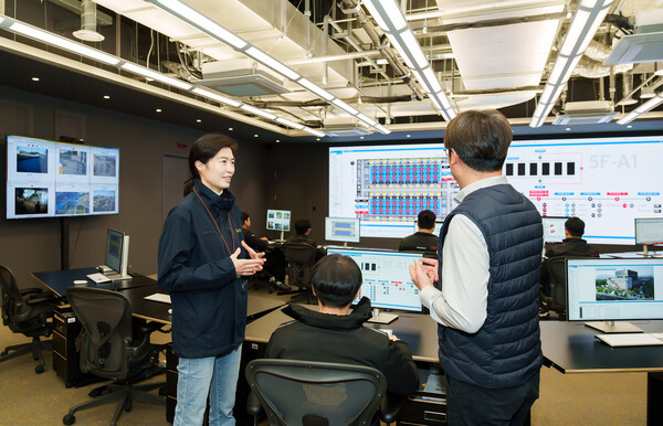 ▲카카오 정신아 대표가 24일 오전 경기도 안산시 한양대 에리카(ERICA) 캠퍼스 내 위치한 카카오 데이터센터 안산을 방문해 인프라를 점검하고 있다. ⓒ카카오