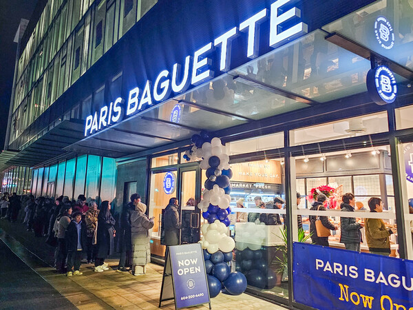 ▲20일(현지시각) 캐나다 밴쿠버에 오픈한 파리바게뜨 코퀴틀람점에 현지 고객들이 길게 줄을 선 모습. ⓒSPC