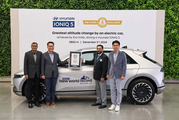 ▲김언수 현대자동차 인도아중동대권역장 부사장(왼쪽 두번째)이 기네스북에 등재된 아이오닉 5를 배경으로 기네스북 인증서를 들고 기념 촬영을 하고 있다. ⓒ현대자동차