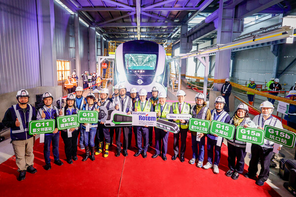 ▲이용배 현대로템 사장(왼쪽 일곱번째)과 장산정 대만 타오위안시 시장(왼쪽 여섯번째), 이은호 주타이베이한국대표부 대표(왼쪽 여덟번째)가 지난 26일 대만 타오위안 그린라인 차량기지에서 열린 무인경전철 초도 편성 도착 기념행사에 참석해 기념사진을 촬영하고 있다. ⓒ현대로템